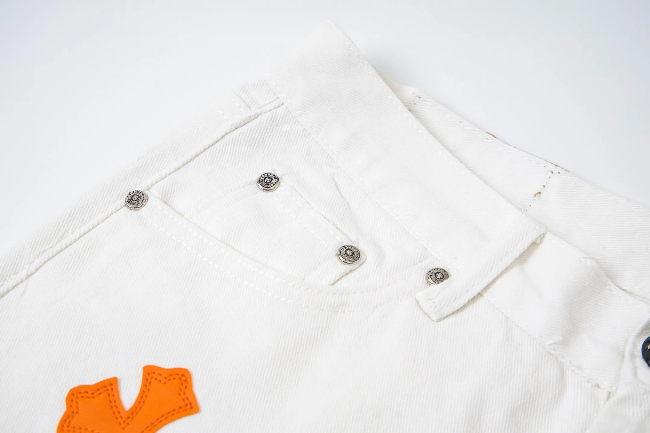 P260 💰 (Top version) Chrome Hearts/Chrome Hearts Classic white and orange cow series colored leather cross washed color fabric unisex denim trousers Vibe style straight stacked god-level version Carbon fine bias denim color cloth Old vintage full set of hardware - Chrome Hearts white cow series The high version uses high-ounce custom fabrics, fermentation washing and soft color fixation, soft and thick to wear. The details are all made by hand-polished craftsmanship. All-over printed jacquard fabric Unique design style. Through multiple processes to create a full retro feel. Unique niche non-contrast shirt. Customized distressed spray-painted buttons. Craftsmanship in every detail. Color: white and orange. Size: 28-30-32-34 (corresponding to S-M-L-XL)